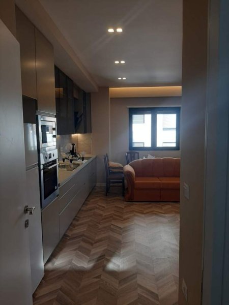 Tirane, jepet me qera apartament 3+2,  136 m² 800 Euro ne Qender