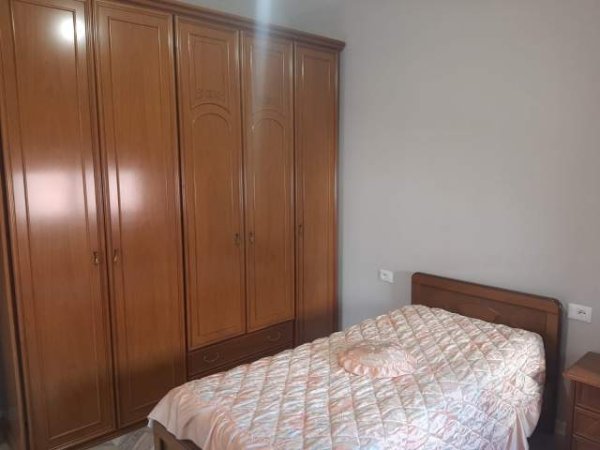 Tirane, jepet me qera apartament 3+2,  136 m² 800 Euro ne Qender