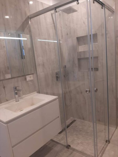 Tirane, jepet me qera apartament 3+2,  136 m² 800 Euro ne Qender