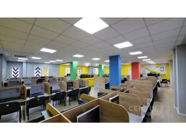 Tirane, jepet me qera zyre Kati 1, 560 m² 6500 Euro (9 kateshet)
