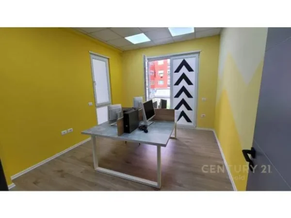 Tirane, jepet me qera zyre Kati 1, 560 m² 6500 Euro (9 kateshet)
