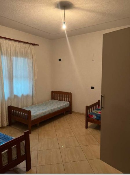 Tirane, jepet me qera apartament 2+1+A Kati 1, 120 m² 300 Leke (rruga ali visha)