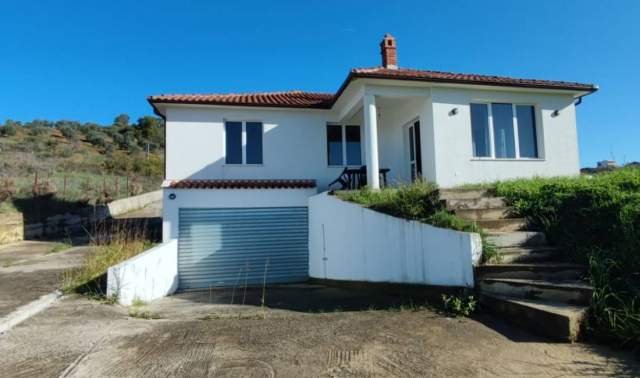 Tirane, shes shtepi 3+1+A+BLK Kati 0, 1.480 m² 185.000 Euro (Ndroq)