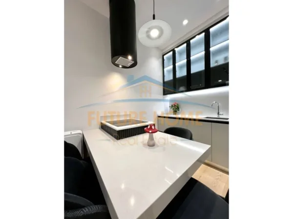 Tirane, jepet me qera apartament 1+1+Ballkon Kati 5, 75 m² 800 € (Rruga e Kavajes)