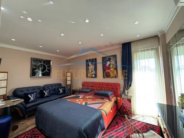 Tirane, jepet me qera apartament 2+1+Ballkon Kati 9, 137 m² 2.300 € (Bllok)