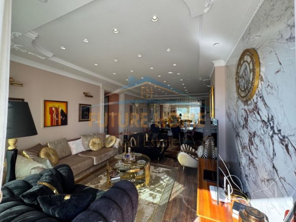 Tirane, jepet me qera apartament 2+1+Ballkon Kati 9, 137 m² 2.300 € (Bllok)