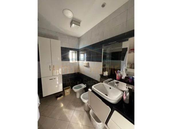 Tirane, shitet apartament 2+1 Kati 5, 115 m² 220.000 € (Rruga Bardhyl)