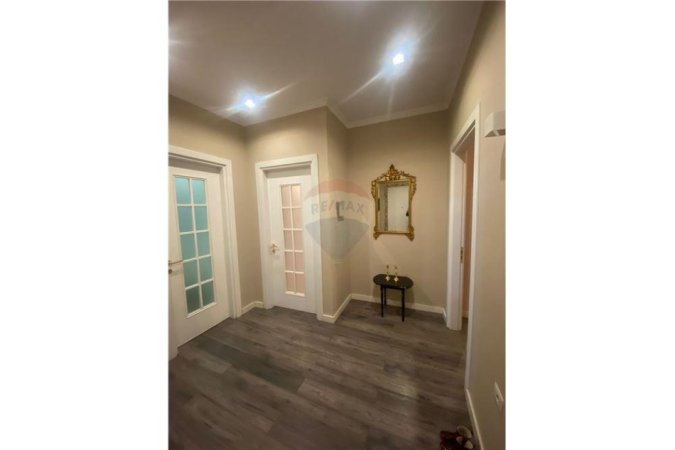 Tirane, jepet me qera apartament 2+1 , 700 € (21 Dhjetori)