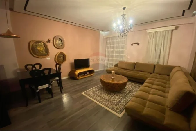 Tirane, jepet me qera apartament 2+1 , 700 € (21 Dhjetori)