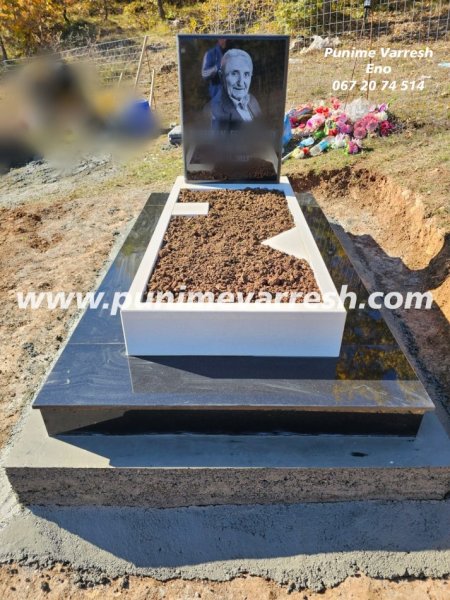 Tirane, ofroj Punime Varresh Me Pikture Te Gdhendur Ne Granit Te Zi