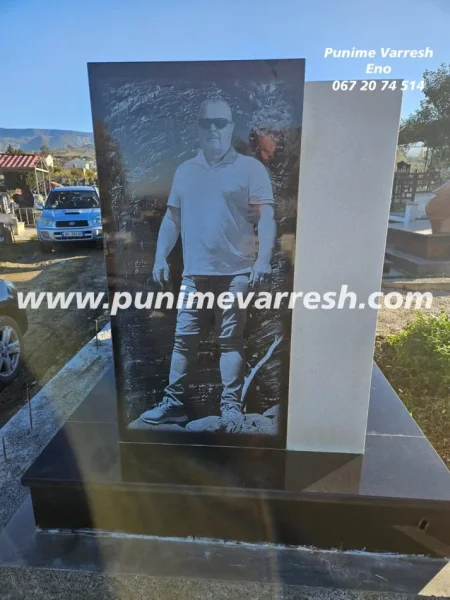 Tirane, ofroj Punime Varresh Me Pikture Te Gdhendur Ne Granit Te Zi