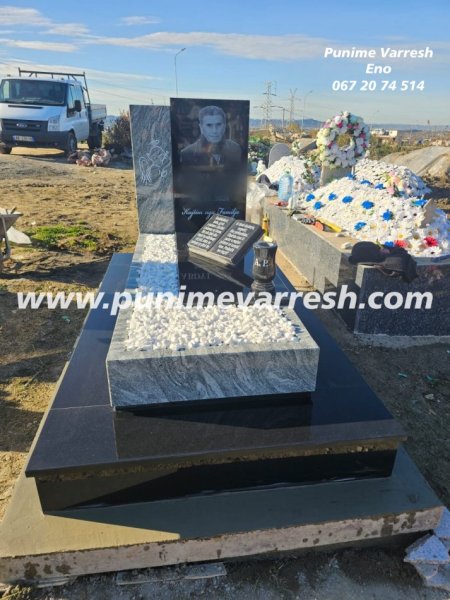 Tirane, ofroj Punime Varresh Me Pikture Te Gdhendur Ne Granit Te Zi