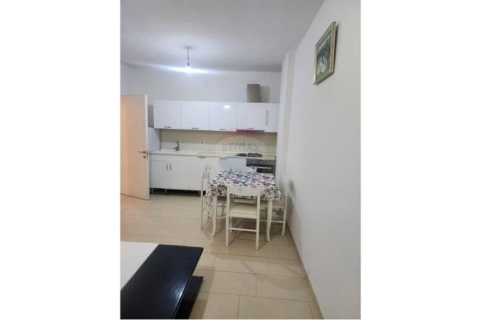 Tirane, jepet me qera apartament 1+1 , 400 € (Astir)