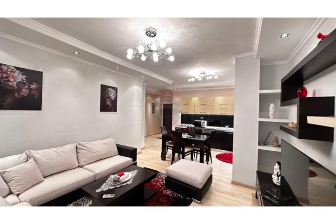 Tirane, jepet me qera apartament 2+1+Ballkon Kati 4, 111 m² 700 € 