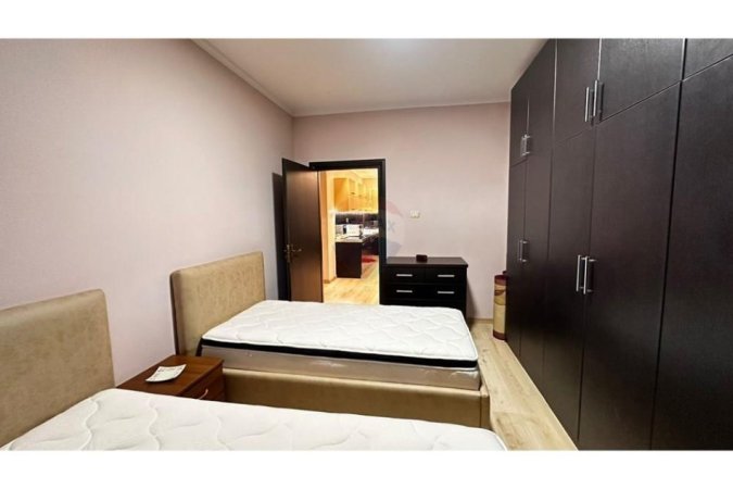 Tirane, jepet me qera apartament 2+1+Ballkon Kati 4, 111 m² 700 € 