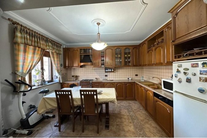 Tirane, jepet me qera apartament 2+1 , 500 € (Xhamllik)