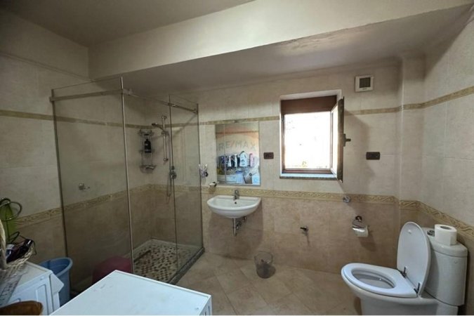 Tirane, jepet me qera apartament 2+1 , 500 € (Xhamllik)