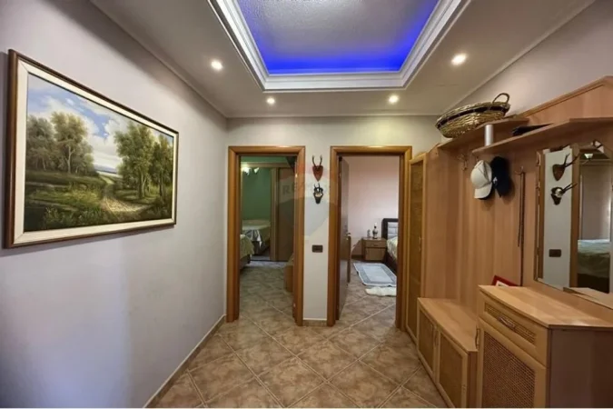 Tirane, jepet me qera apartament 2+1 , 500 € (Xhamllik)