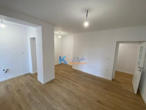 Tirane, shes apartament 2+1+Ballkon Kati 2, 83 m² 185.000 € (Rruga e Durresit)