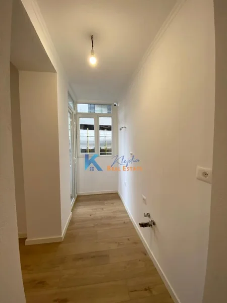 Tirane, shes apartament 2+1+Ballkon Kati 2, 83 m² 185.000 € (Rruga e Durresit)