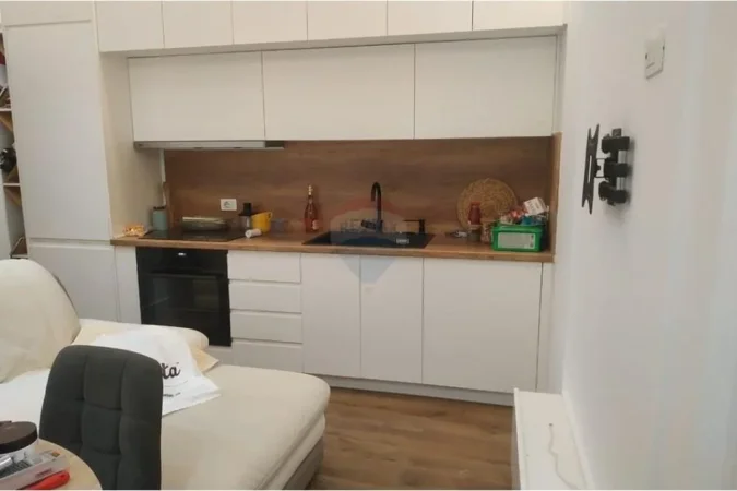 Tirane, jepet me qera apartament 1+1 , 450 € (Siri Kodra)