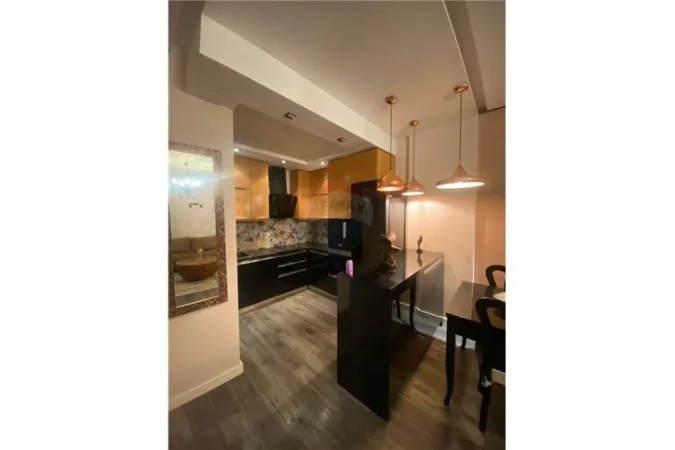 Tirane, jepet me qera apartament 2+1+Ballkon , 700 € (bulevardi zogu i pare)