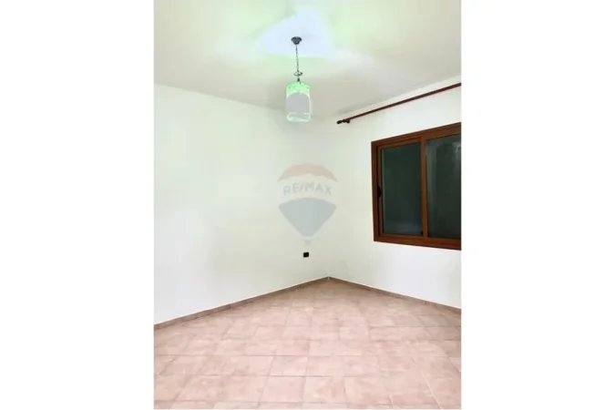 Tirane, jepet me qera apartament 2+1 , 350 € 