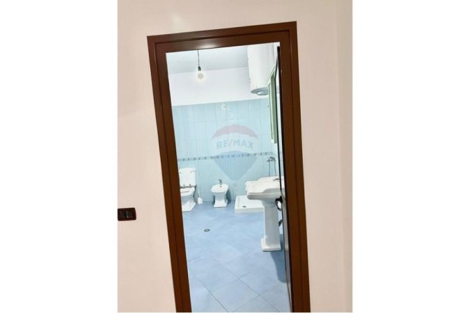 Tirane, jepet me qera apartament 2+1 , 350 € 