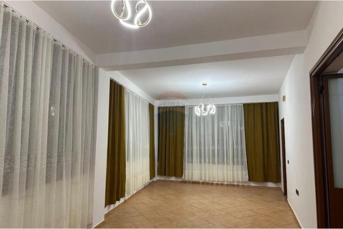 Tirane, jepet me qera apartament 2+1 , 350 € 