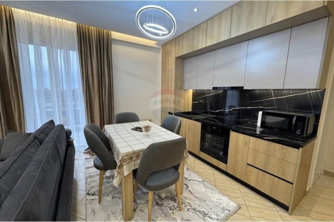 Tirane, jepet me qera apartament 2+1+2 , 500 € (Fresk)