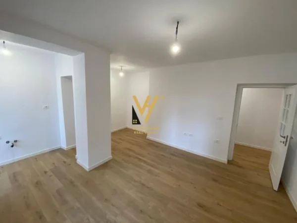 Tirane, shitet apartament 2+1+Ballkon Kati 2, 83 m² 185.000 € (RRUGA E DURRESIT)