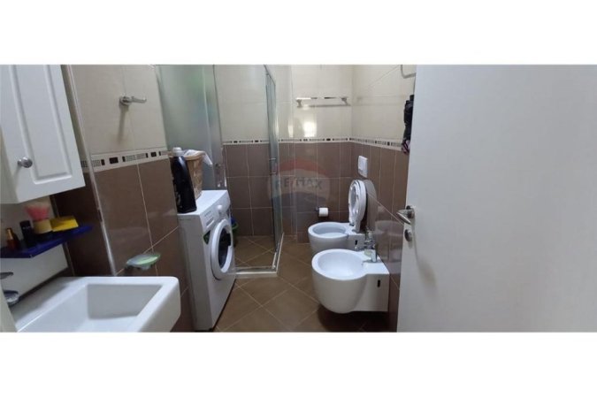 Tirane, jepet me qera apartament 1+1 , 500 € (Ali Demi)