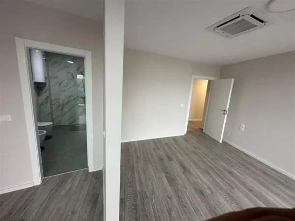 Tirane, jepet me qera ambjent biznesi Kati 5, 121 m² 1.200 € (Rruga Kosovareve)