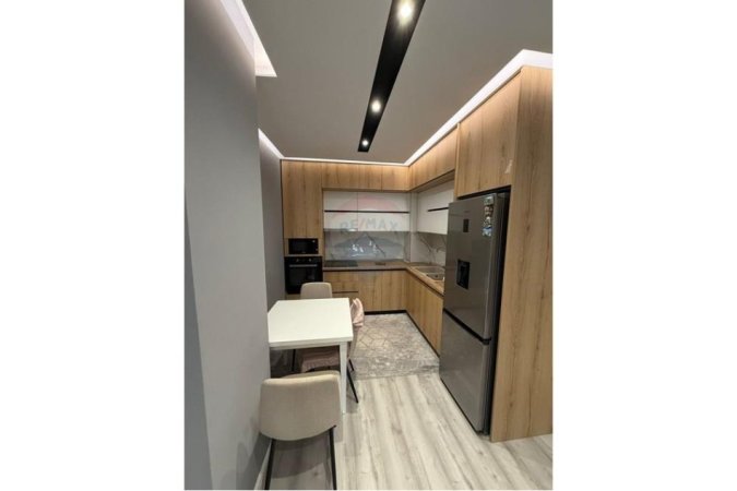 Tirane, jepet me qera apartament 2+1+Ballkon Kati 3, 103 m² 800 € 