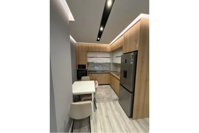 Tirane, jepet me qera apartament 2+1+Ballkon Kati 3, 103 m² 800 € 