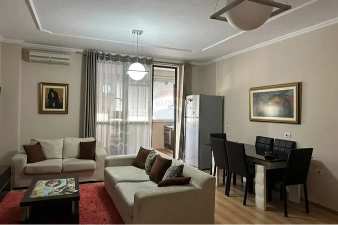 Tirane, jepet me qera apartament 2+1 , 600 € (Brryli)