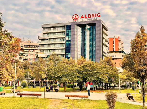 Tirane, jepet me qera ambjent biznesi Kati -1, 250 m² 1.500 € (Qender)