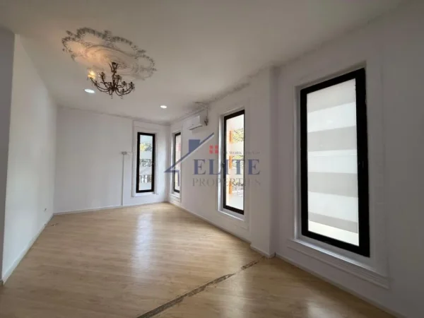 Tirane, jepet me qera zyre Kati 2, 80 m² 1.500 € (Qender)