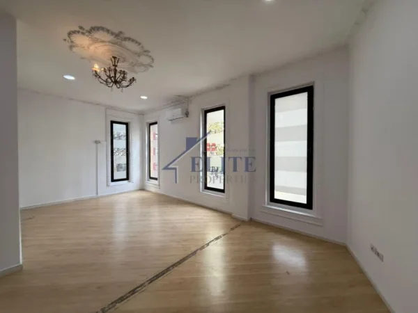 Tirane, jepet me qera zyre Kati 2, 80 m² 1.500 € (Qender)