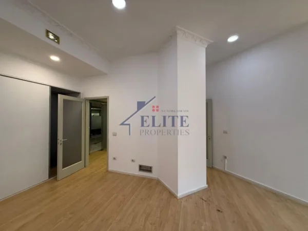 Tirane, jepet me qera zyre Kati 2, 80 m² 1.500 € (Qender)
