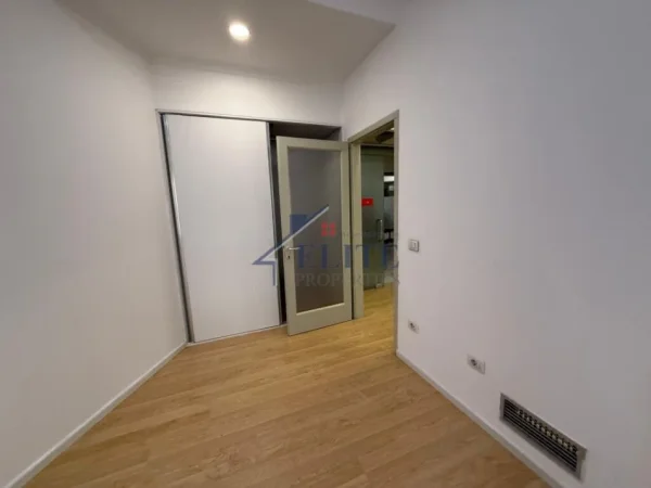 Tirane, jepet me qera zyre Kati 2, 80 m² 1.500 € (Qender)