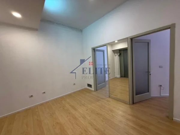 Tirane, jepet me qera zyre Kati 2, 80 m² 1.500 € (Qender)