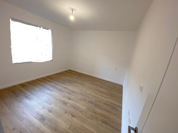 Tirane, shitet apartament 2+1 me Hipoteke. Kati 2, Sip 83 m². Cmimi  185.000 € (Rruga e Durresit, Afer Bllokut Ambasadave)