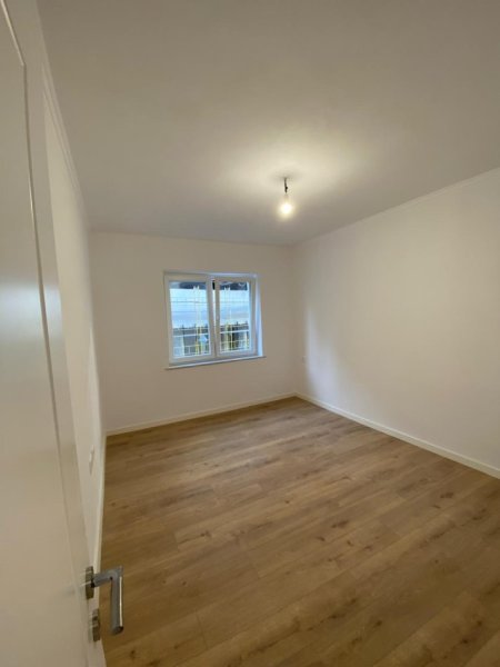 Tirane, shitet apartament 2+1 me Hipoteke. Kati 2, Sip 83 m². Cmimi  185.000 € (Rruga e Durresit, Afer Bllokut Ambasadave)