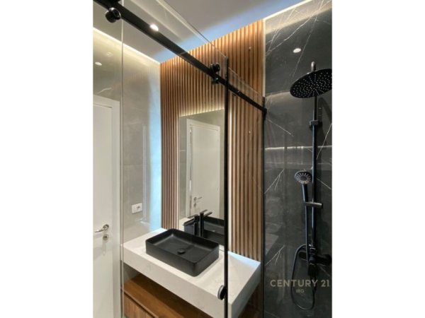 Tirane, jepet me qera apartament 2+1 Kati 1, 105 m² 1.500 € (liqeni i thate)