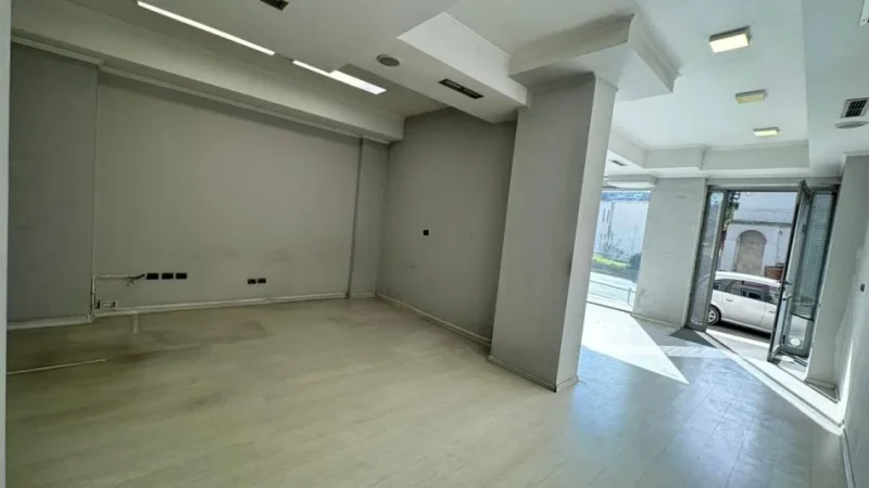 Tirane, jepet me qera ambjent biznesi Kati 0, 115 m² 1.000 € (Rruga Elbasanit, pranë Rreth Rrotullimit të Fakultetit Ekonomik)