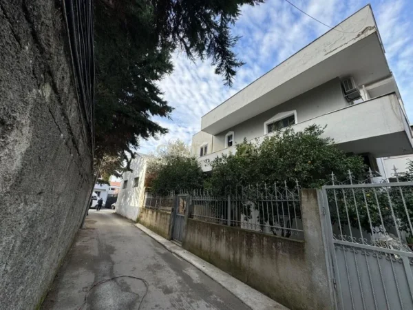 Tirane, jepet me qera apartament 3+1 Kati 3, 268 m² 1.700 € (don bosko)