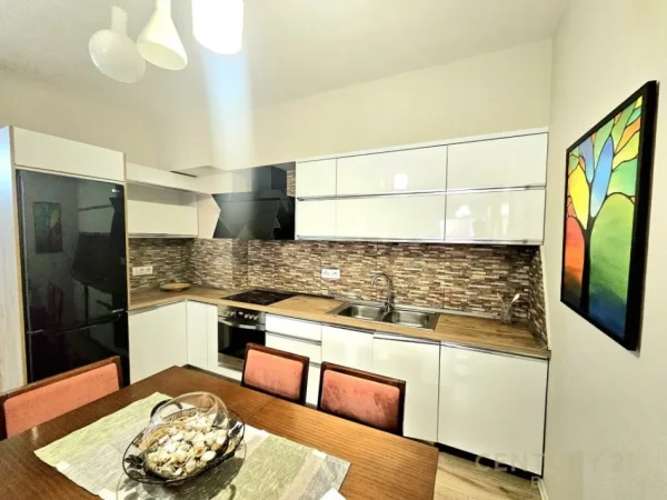 Tirane, jepet me qera apartament 2+1 Kati 2, 100 m² 700 € (eduart mano)