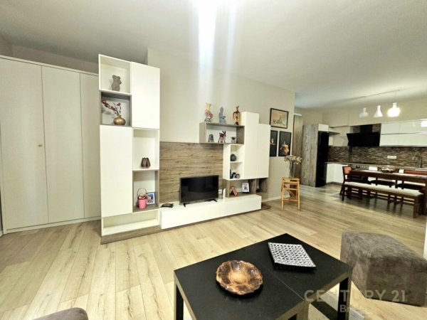 Tirane, jepet me qera apartament 2+1 Kati 2, 100 m² 700 € (eduart mano)