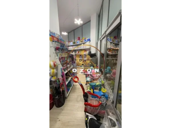 Shitet biznesi ( Kancelari ) buzë rruge , në Astir!